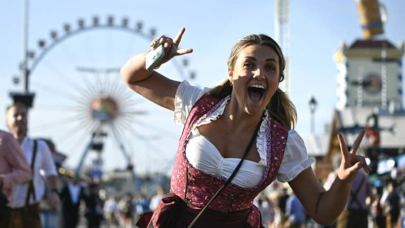 Dieses Madl hat gut lachen: Bei strahlendem Sonnenschein und Top-Temperaturen darf sie sich auf ein gelungenes Wiesn-Wochenende freuen. (Bild: AFP)