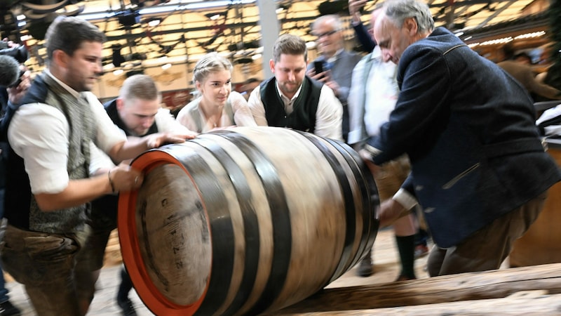 Das Bierfass für den Anstich wurde kurz vor 12 Uhr ins Festzelt gerollt. (Bild: AFP)