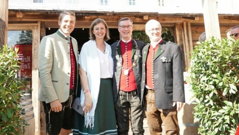 Die Oberlandler Philipp Gady, Klaus Weikhard und Rudolf Huber mit Barbara Eibinger-Miedl (Bild: Pail Sepp)