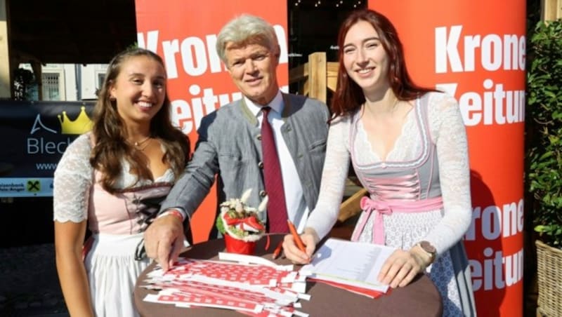 „Eiskönig“ Charly Temmel mit dem „Krone“-Team (Bild: Christian Jauschowetz)