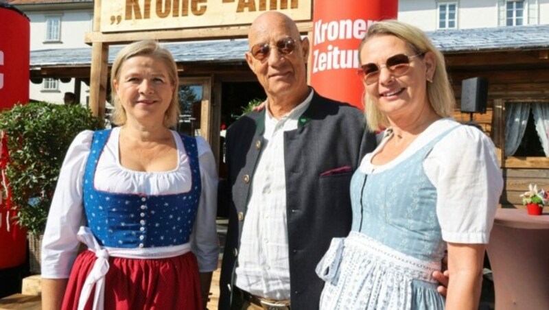 Die Grazer Vizebürgermeisterin Judith Schwentner, Kimi-Bestsellerautorin Claudia Rossbacher und Hannes Rossbacher (Bild: Christian Jauschowetz)