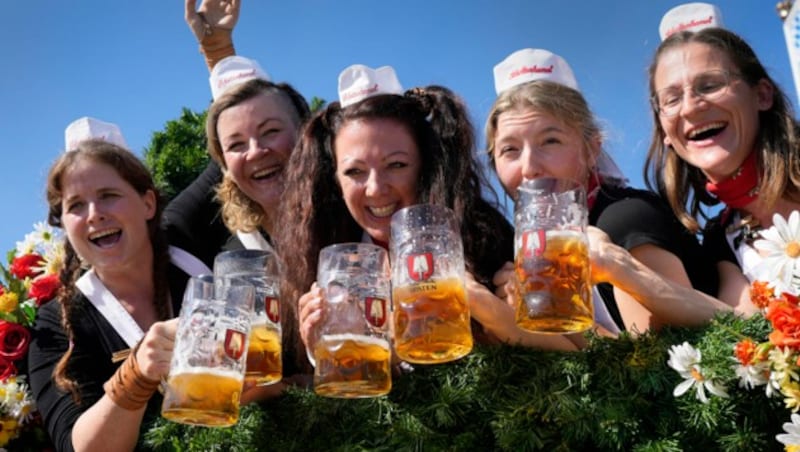 Diese Damen haben gut lachen, weil schon ein Bier in der Hand! (Bild: AP)