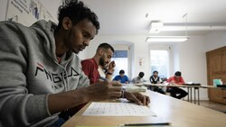 Widerspruch: Einerseits werden im Land händeringend Arbeitskräfte gesucht, andererseits lässt man das Potenzial von arbeitswilligen Flüchtlingen links liegen. (Bild: Caritas)