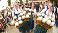 Im Hofbräuzelt fließt das Bier in Strömen! (Bild: APA/dpa/Felix Hörhager)