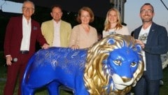 Erstes Löwenlotto auf der Rosenburg mit Christiane Teschl-Hofmeister, Burgherr Markus Hoyos, Andy Marek (Bild: Lions Club Horn)