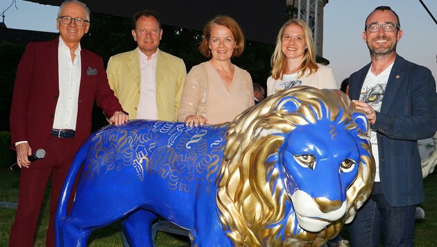 Erstes Löwenlotto auf der Rosenburg mit Christiane Teschl-Hofmeister, Burgherr Markus Hoyos, Andy Marek (Bild: Lions Club Horn)