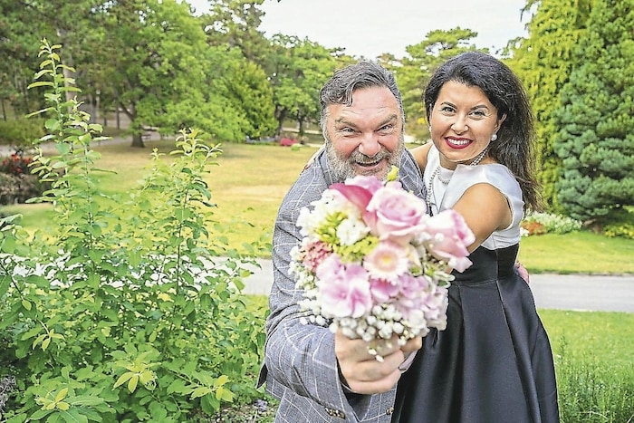 Vielen Dank, für die Blumen: Martin Leutgeb und Zoryana Kushpler in Bad Vöslau.