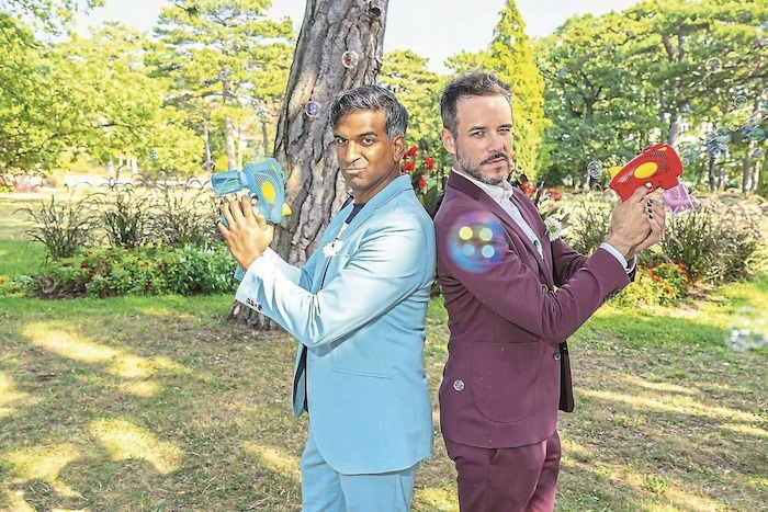 Auf blumiger Mission: Ramesh Nair und Regisseur Thomas Smolej.
