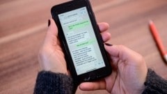 Über Handy-Nachrichten versuchen Kriminelle ihre Opfer unter Druck zu setzen. (Bild: Imre Antal)