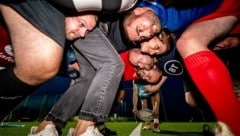 Die „Spartans“ aus Melk auf Stippvisite im Sportzentrum: Beim ersten Rugby- Training in St. Pölten war das „Gedränge“ groß. Auch die „Krone“ war vor Ort. (Bild: Imre Antal)