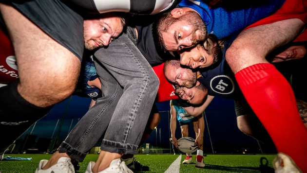 Die „Spartans“ aus Melk auf Stippvisite im Sportzentrum: Beim ersten Rugby- Training in St. Pölten war das „Gedränge“ groß. Auch die „Krone“ war vor Ort. (Bild: Imre Antal)