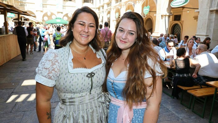 Feierten im feschen Dirndl am Oberlandler-Kirtag im Landhaushof: die Schwestern Natascha und ...