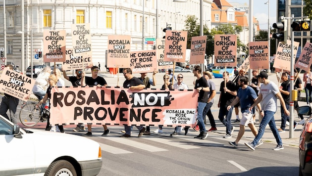 Mit rosa Schildern und prägnanten Sprüchen schritten die Rosalia-Winzer zu der provokativen Kundgebung. (Bild: Christian Mikes)