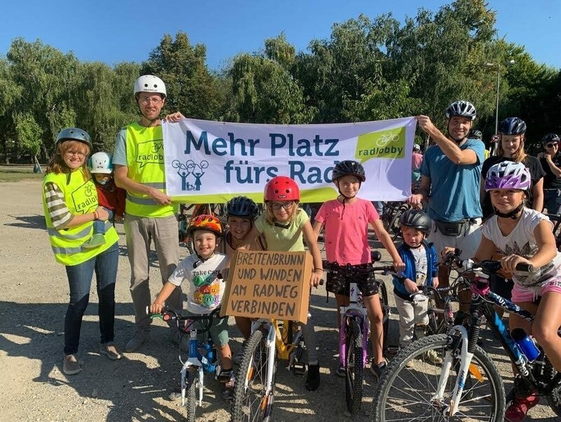 Die Demo sollte zeigen, dass den Bewohnern von Winden und Breitenbrunn nicht egal ist, wie sie in den nahen Nachbarort kommen. (Bild: zVg)