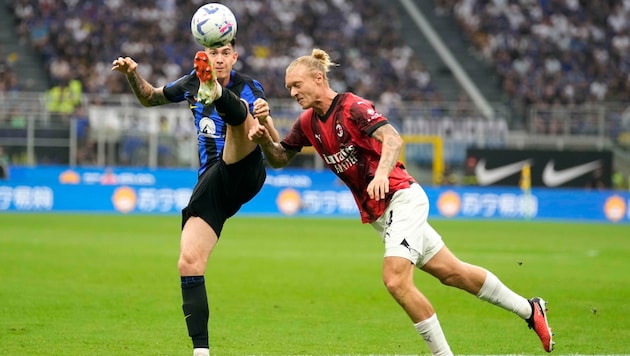 Alessandro Bastoni (l.) im Zweikampf mit Simon Kjaer (Bild: AP Photo/Antonio Calanni)