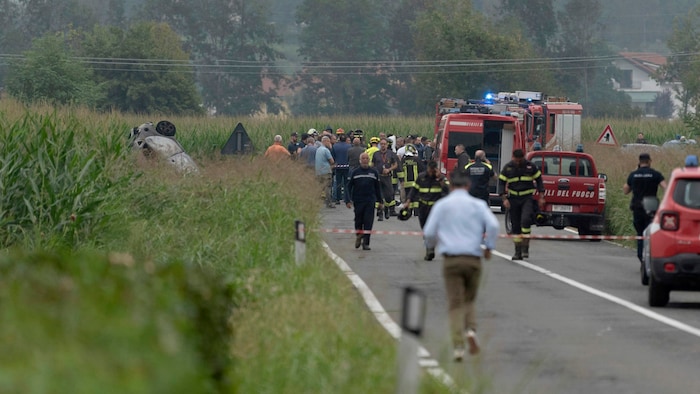 Einsatzkräfte eilten zur Absturzstelle, doch konnten für das Kind nichts mehr tun.