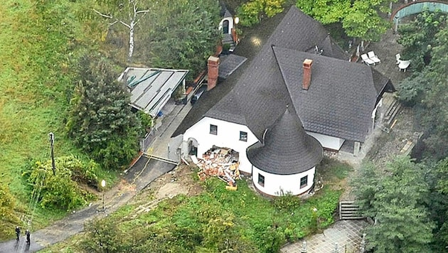 Das zum Jagdschlössl umgebaute Haus des Wilderers. Ein Panzer durchbrach die Hausmauer. (Bild: EPA)