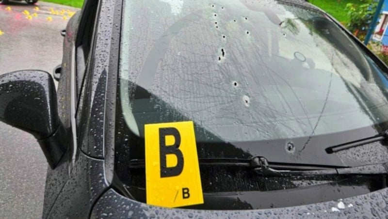 Einschüsse in den gepanzerten BMW X5; der zweite BMW war nicht gepanzert! (Bild: AP)