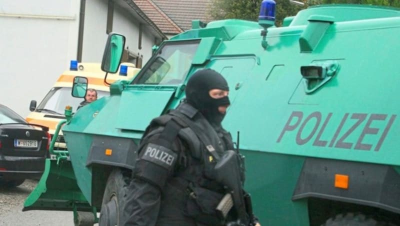 Selbst ein Polizei-Radpanzer aus Wien rollte an, um bei der Belagerung der „Wilderer-Festung“ Kugelschutz zu bieten. (Bild: Christoph Matzl)