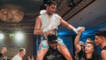Stefan Nikolic feierte den Titel auf den Schultern von „Bounce“-Kollegen Seun Salami (Bild: FRB Media / Christopher Blank)