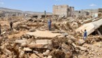 Wo vorher Familien lebten, finden sich in Derna nur noch Trümmerhaufen. (Bild: AP)