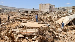 Wo vorher Familien lebten, finden sich in Derna nur noch Trümmerhaufen. (Bild: AP)