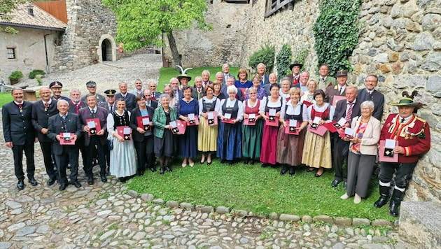 Die 47 neuen Träger der Verdienstkreuze (Bild: Toni Silberberger)