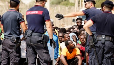 Angekommene Flüchtlinge auf Lampedusa: Wo bleibt die europäische Solidarität? (Bild: LaPresse)