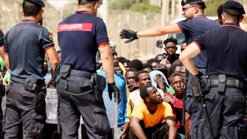 Flüchtlinge auf Lampedusa (Bild: LaPresse)