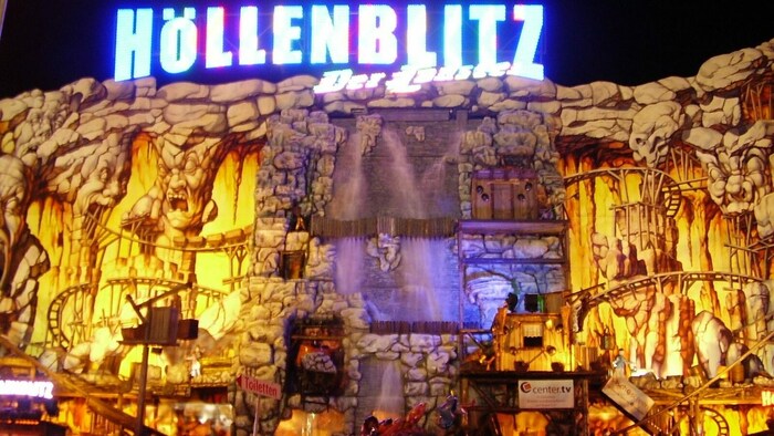 Der „Höllenblitz“ gilt mit 49 Metern Breite, 29 Metern Tiefe und einer Fronthöhe von 32 Metern ...