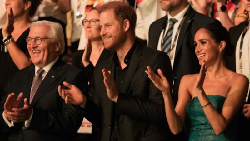 Frank-Walter Steinmeier, Prinz Harry und Meghan (Bild: Rolf Vennenbernd / dpa / picturedesk.com)