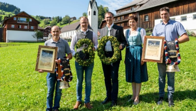 Die Senner des Jahres mit Landeshauptmann Wallner und Landesrat Gantner. (Bild: Land Vorarlberg)