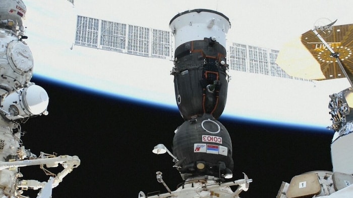 An Bord einer Sojus-Trägerrakete sind am Abend die zwei russischen Kosmonauten Oleg Kononenko ...