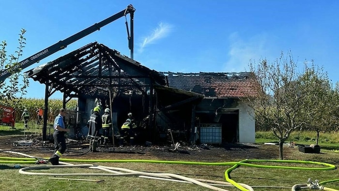 Das Dach des Gebäudes wurde von den Flammen vollständig zerstört.