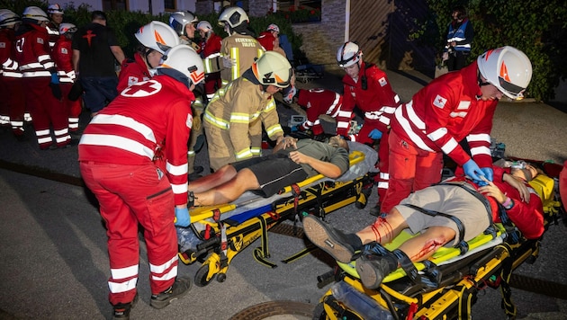 Rund 100 Rotkreuz-Mitarbeiter und weitere Einsatzkräfte übten den Ernstfall (Bild: Rotes Kreuz Tirol/Daniel Liebl )