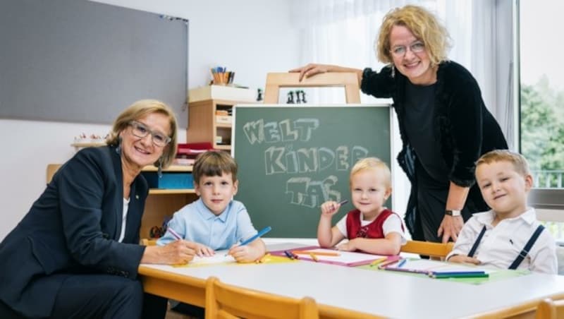 Mikl-Leitner und Teschl- Hofmeister besuchten einen Kinder- garten in St. Pölten und wurden von Michael, Luisa und Oliver begrüßt. (Bild: Gerhard Pfeffer)