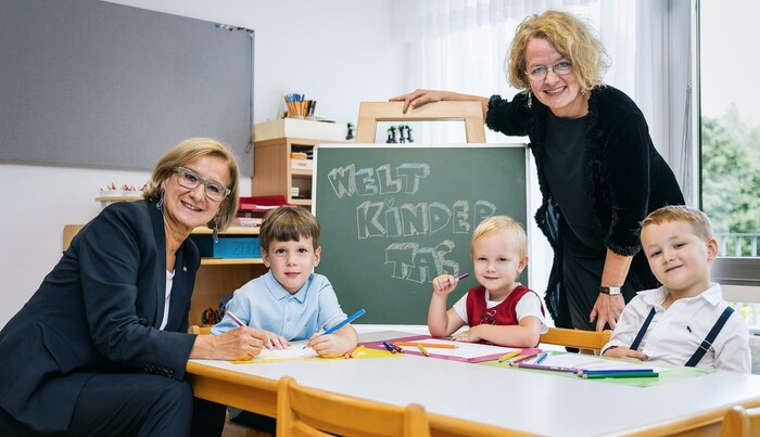 Mikl-Leitner und Teschl- Hofmeister besuchten einen Kinder- garten in St. Pölten und wurden von Michael, Luisa und Oliver begrüßt.