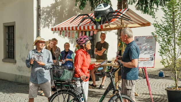 Kimaaktivisten mit Tunnelspinne am Feldkircher Wochenmarkt.