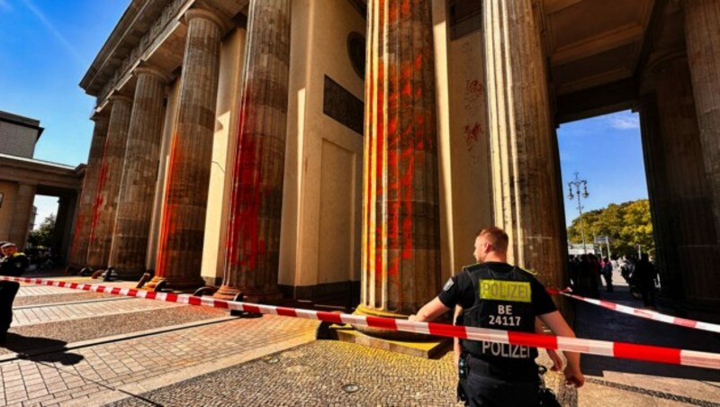 Die Farbattacke dürfte für die Klimaaktivisten wohl ein längeres Nachspiel haben. (Bild: APA/dpa/Paul Zinken)