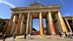 Die Letzte Generation teilte mit, es seien präparierte Feuerlöscher für die Aktion genutzt worden. (Bild: APA/dpa/Paul Zinken)