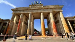 Die Letzte Generation teilte mit, es seien präparierte Feuerlöscher für die Aktion genutzt worden. (Bild: APA/dpa/Paul Zinken)