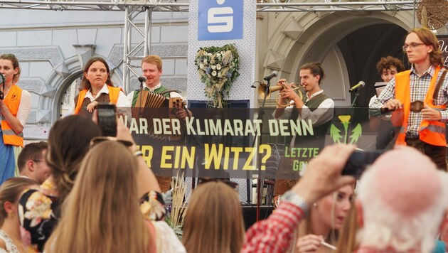Für wenige Minuten waren die Aktivisten auf der Hauptplatzbühne. (Bild: Letzte Generation Österreich)