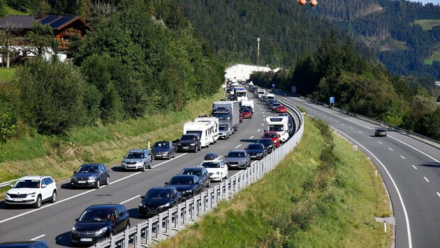 Auch am Sonntag staute es wieder weit in den Süden zurück. (Bild: Gerhard Schiel)