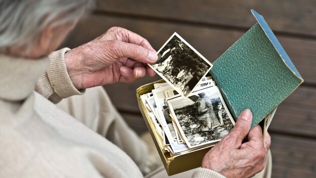 Fotos von früher rufen auch bei Menschen, die an Alzheimer erkrankt sind, oft noch viele Erinnerungen wach (Symbolbild). (Bild: stock.adobe.com)