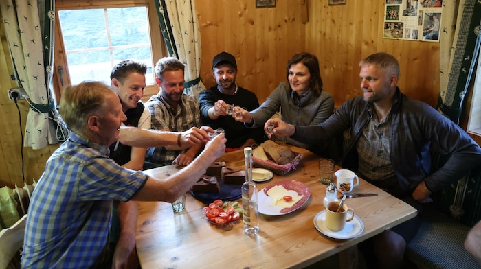 Vor dem Start wird auf der Alm gefrühstückt. Ein Schnapserl darf nicht fehlen.