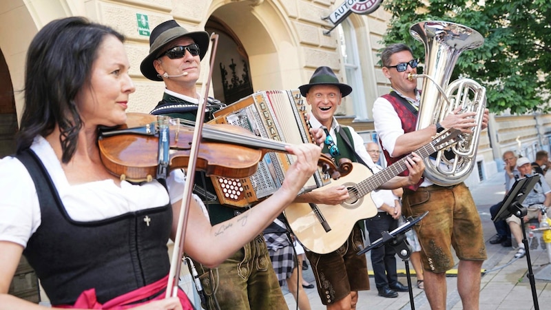 Zünftige Volksmusik und köstliche Schmankerln, traditionelles Handwerk und schwungvoller Tanz: Das Aufsteirern-Festival verwandelt die Landeshauptstadt am 14. und 15. September wieder in den größten und schönsten Dorfplatz der Steiermark. (Bild: Pail Sepp)