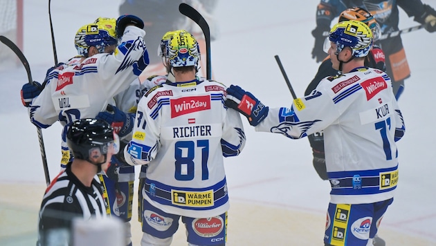 Der VSV bejubelte den ersten Treffer von Alex Wall (li.) in der österreichischen ICE-Liga. (Bild: GEPA pictures)