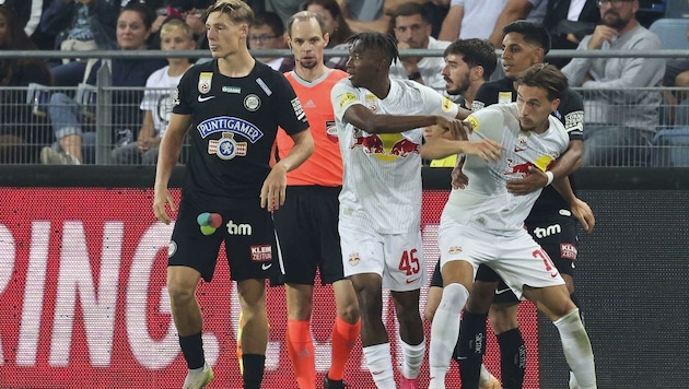 In Graz kochten die Emotionen der Spieler (in Weiß die Bullen Nene und Dedic) hoch. (Bild: GEPA pictures/ Wolfgang Grebien)