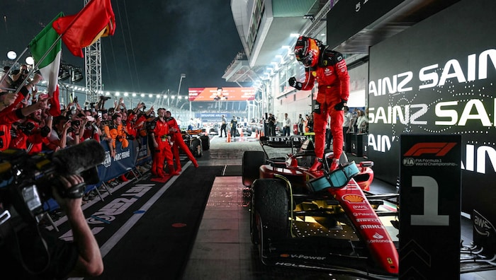 Carlos Sainz jubelt über den Sieg in Singapur.