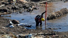 Ein tunesischer Helfer im Katastrophengebiet (Bild: APA/AFP/Tunisia‘s National Office of Civil Protection)